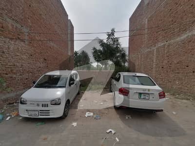 خان ویلیج ملتان میں 5 مرلہ رہائشی پلاٹ 58.0 لاکھ میں برائے فروخت۔