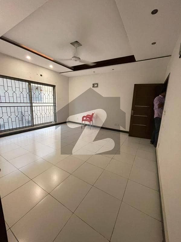 1 KANAL UPPER PORTION FOR RENT IN DHA PHASE 6 BLOCK B SEPRATA GATE