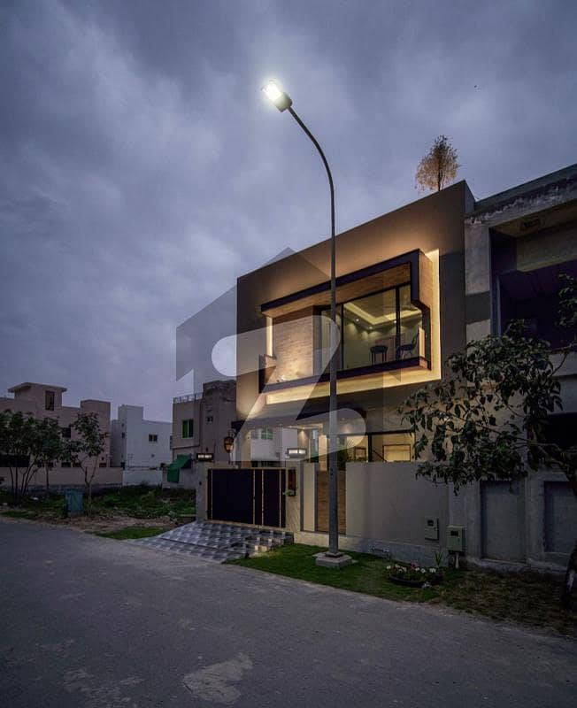 ڈی ایچ اے 9 ٹاؤن ۔ بلاک سی ڈی ایچ اے 9 ٹاؤن ڈیفنس (ڈی ایچ اے) لاہور میں 3 کمروں کا 5 مرلہ مکان 2.89 کروڑ میں برائے فروخت۔