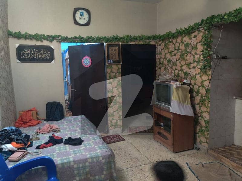 شادمان ٹاؤن - سیکٹر 14 / بی شادمان نارتھ ناظم آباد کراچی میں 2 کمروں کا 3 مرلہ فلیٹ 25 لاکھ میں برائے فروخت۔