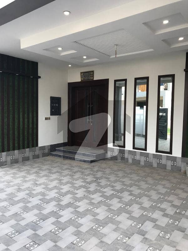 ٹیک ٹاؤن (ٹی این ٹی کالونی) ستیانہ روڈ فیصل آباد میں 4 کمروں کا 10 مرلہ مکان 2.2 کروڑ میں برائے فروخت۔