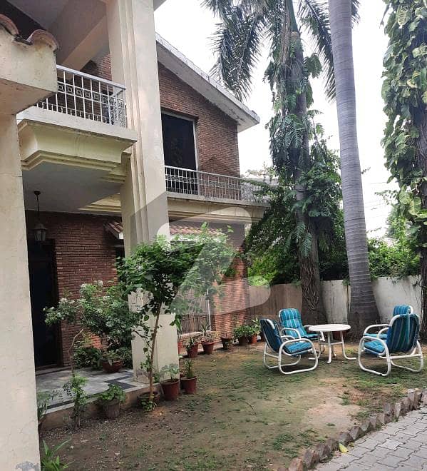 سرور روڈ کینٹ لاہور میں 5 کمروں کا 1 کنال مکان 11 کروڑ میں برائے فروخت۔