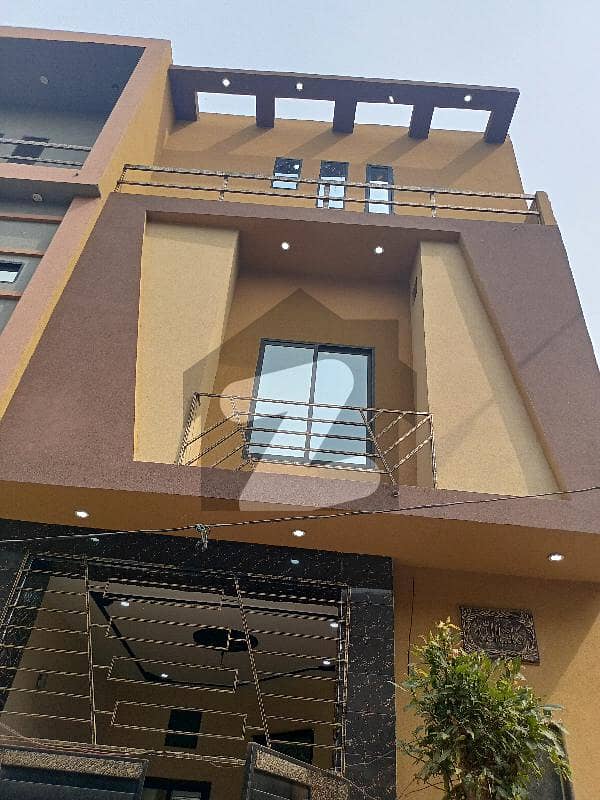 گلبرگ ویلی فیصل آباد میں 4 کمروں کا 2 مرلہ مکان 75 لاکھ میں برائے فروخت۔