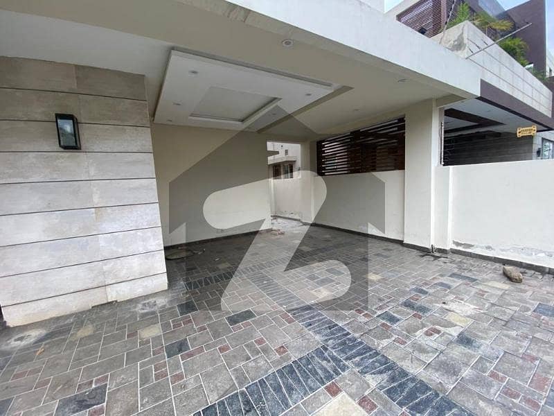 1 KANAL BEAUTIFUL HOUSE AVAILABLE FOR RENT REAL PICS ATTACHED