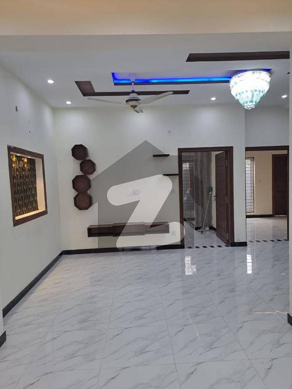 بحریہ سپرنگ بحریہ ٹاؤن سیکٹر B بحریہ ٹاؤن لاہور میں 4 کمروں کا 1.35 کنال بالائی پورشن 1.1 لاکھ میں کرایہ پر دستیاب ہے۔