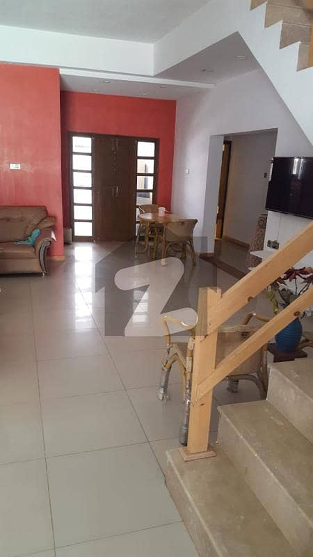 سوساں روڈ فیصل آباد میں 5 کمروں کا 10 مرلہ مکان 5 کروڑ میں برائے فروخت۔