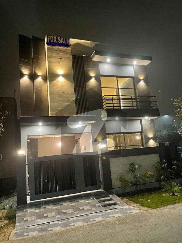ڈی ایچ اے 9 ٹاؤن ڈیفنس (ڈی ایچ اے) لاہور میں 3 کمروں کا 5 مرلہ مکان 2.65 کروڑ میں برائے فروخت۔