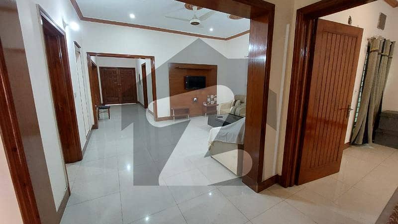 سعید کالونی فیصل آباد میں 6 کمروں کا 1 کنال مکان 6 کروڑ میں برائے فروخت۔