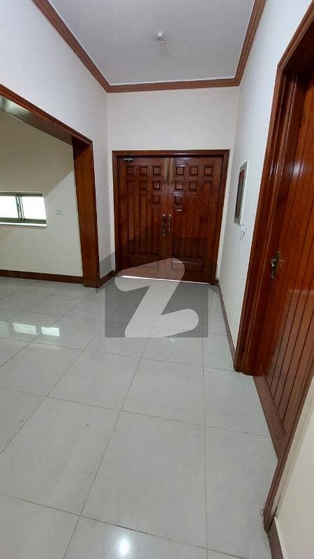ٹیک ٹاؤن کینال روڈ کینال روڈ فیصل آباد میں 4 کمروں کا 9 مرلہ مکان 3.75 کروڑ میں برائے فروخت۔