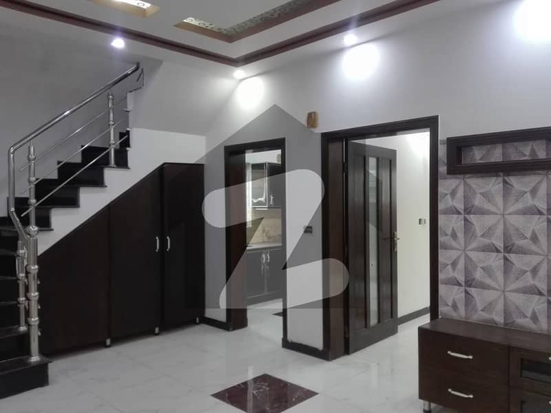 طارق گارڈنز ۔ بلاک ایچ طارق گارڈنز لاہور میں 6 کمروں کا 1 کنال مکان 5.5 کروڑ میں برائے فروخت۔
