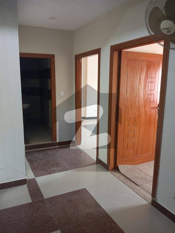 Prime Location 2 Bed Flat 4th Floor With Huge Size 700+ SQFT For Sale.