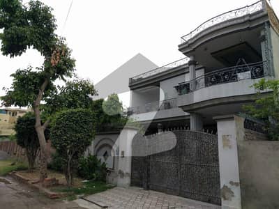 سلطان ٹاؤن لاہور میں 6 کمروں کا 18 مرلہ مکان 3.65 کروڑ میں برائے فروخت۔