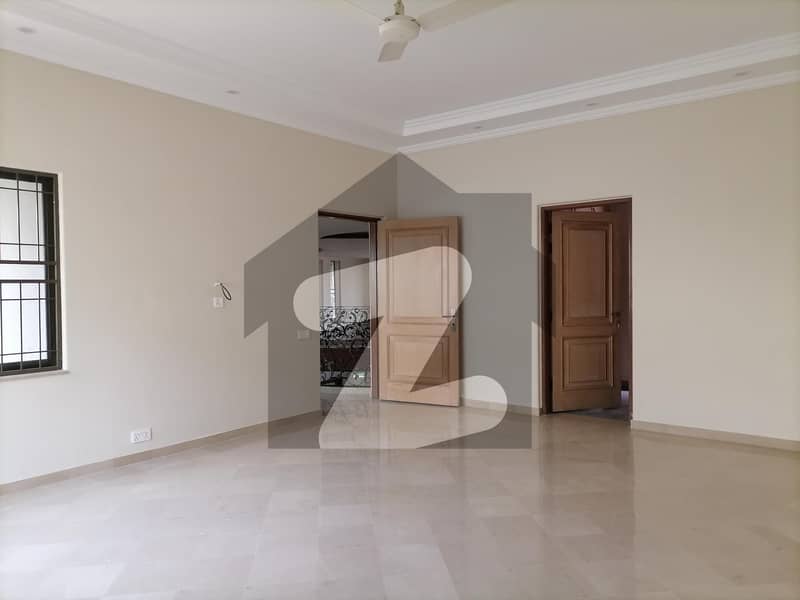 سرفراز رفیقی روڈ کینٹ لاہور میں 5 کمروں کا 2.25 کنال مکان 13 کروڑ میں برائے فروخت۔