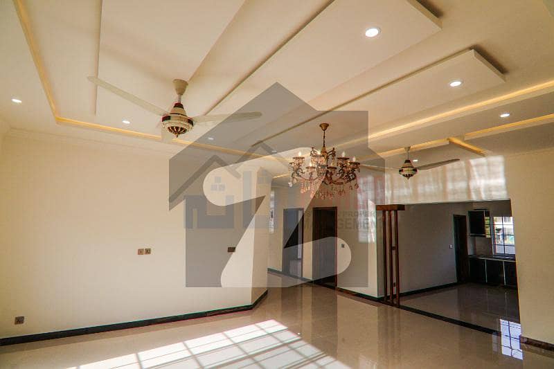 1 Kanal House Beautiful & Heighted Location In Sector D For Sale