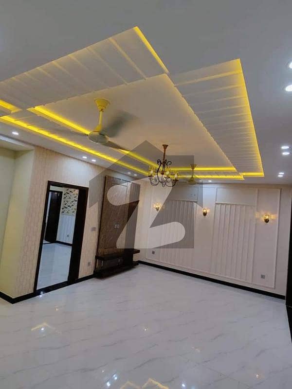 بحریہ ٹاؤن سیکٹر سی بحریہ ٹاؤن,لاہور میں 5 کمروں کا 10 مرلہ مکان 90.0 ہزار میں کرایہ پر دستیاب ہے۔