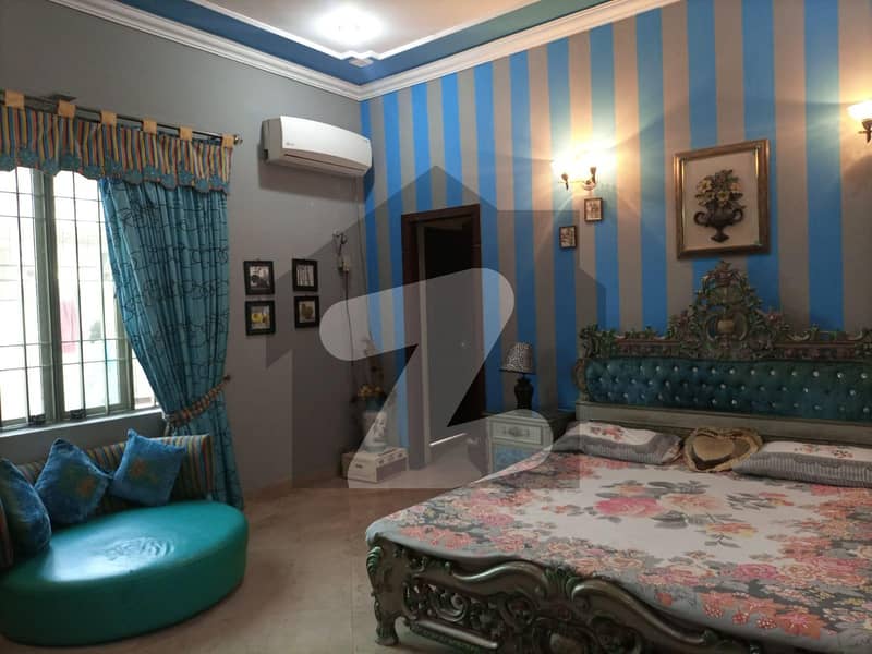 کینال ویو لاہور میں 5 کمروں کا 2.2 کنال مکان 12.5 کروڑ میں برائے فروخت۔