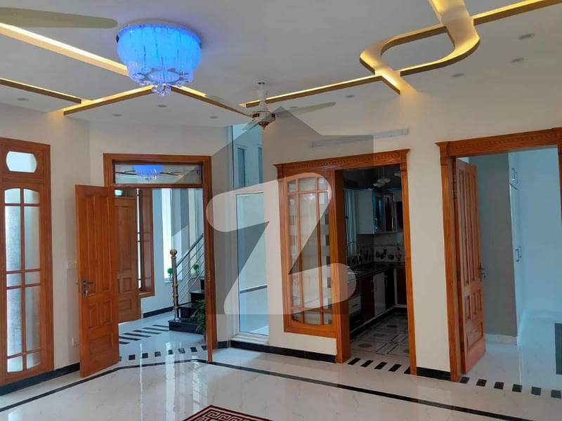فیصل ٹاؤن - ایف ۔ 18 اسلام آباد میں 7 کمروں کا 8 مرلہ مکان 3.3 کروڑ میں برائے فروخت۔