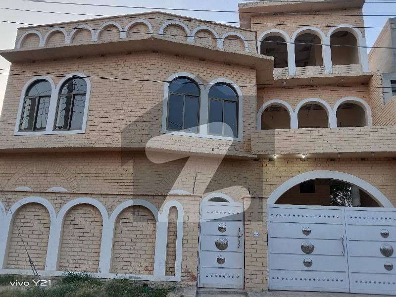بیکن ہاؤس سوسائٹی لاہور میں 5 کمروں کا 10 مرلہ مکان 65 ہزار میں کرایہ پر دستیاب ہے۔