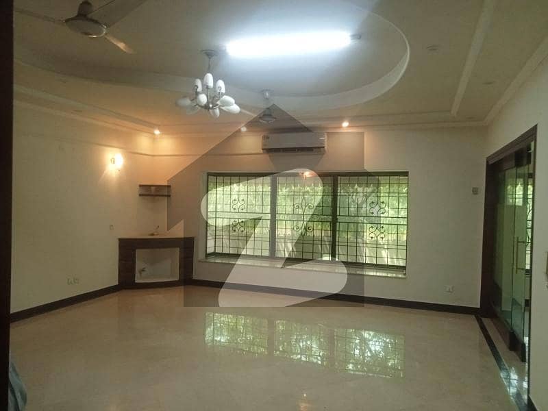 ڈی ایچ اے فیز 4 ڈیفنس (ڈی ایچ اے) لاہور میں 7 کمروں کا 2 کنال مکان 2.7 لاکھ میں کرایہ پر دستیاب ہے۔