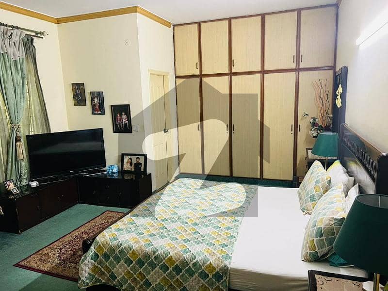 کرکٹر ولاز لاہور میں 4 کمروں کا 8 مرلہ مکان 2.4 کروڑ میں برائے فروخت۔