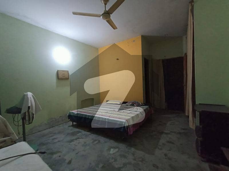 جوہر ٹاؤن لاہور میں 5 کمروں کا 8 مرلہ مکان 2.5 کروڑ میں برائے فروخت۔