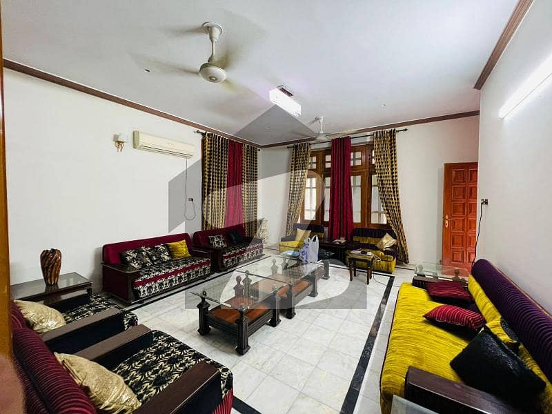 خیابان کالونی 2 فیصل آباد میں 4 کمروں کا 12 مرلہ مکان 2.8 کروڑ میں برائے فروخت۔