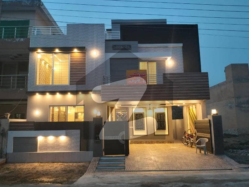 10 Marla Brand New Designer House With Hot Location