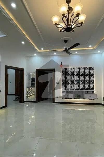 ایڈن ریزیڈنشیا - بلاک اے1 ایڈن ریزیڈینشیا ایڈن لاہور میں 3 کمروں کا 8 مرلہ بالائی پورشن 38 ہزار میں کرایہ پر دستیاب ہے۔