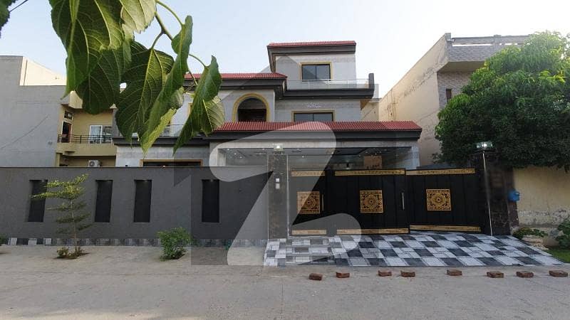 ایگرکس ٹاؤن ۔ بلاک بی ایگریکس ٹاؤن لاہور میں 6 کمروں کا 1 کنال مکان 6.5 کروڑ میں برائے فروخت۔