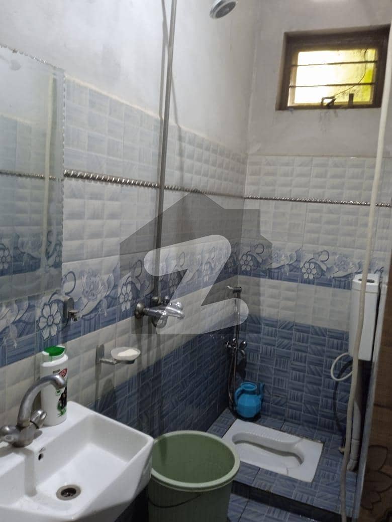 بوسان روڈ ملتان میں 6 کمروں کا 10 مرلہ مکان 1.3 کروڑ میں برائے فروخت۔