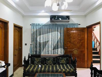 ڈی ایچ اے فیز 8 ڈیفنس (ڈی ایچ اے),لاہور میں 4 کمروں کا 10 مرلہ مکان 3.7 کروڑ میں برائے فروخت۔
