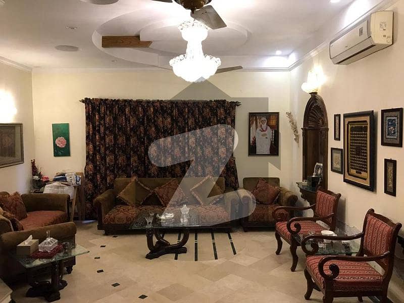 ڈی ایچ اے فیز 8 ڈیفنس (ڈی ایچ اے),لاہور میں 4 کمروں کا 10 مرلہ مکان 3.7 کروڑ میں برائے فروخت۔