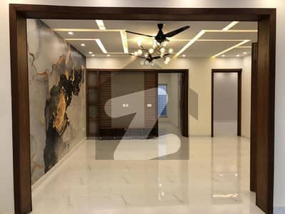 بحریہ ٹاؤن سیکٹر ای بحریہ ٹاؤن لاہور میں 5 کمروں کا 10 مرلہ مکان 1.35 لاکھ میں کرایہ پر دستیاب ہے۔