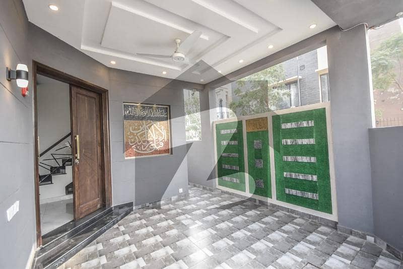ڈی ایچ اے 9 ٹاؤن ڈیفنس (ڈی ایچ اے) لاہور میں 3 کمروں کا 5 مرلہ مکان 70 ہزار میں کرایہ پر دستیاب ہے۔