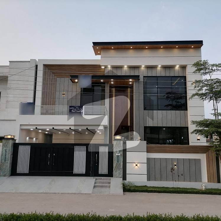 House In Jeewan City - Phase 3 Sized 10 Marla Is Available