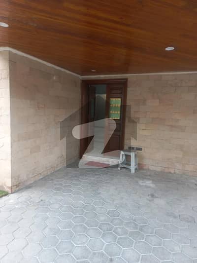 Single Storey Old House Available For Rent In Nishat Colony Near Askari 8