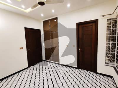 6 BED+ATTACHED WASHROOMS,5 MARLA BRAND NEW HOUSE FOR RENT