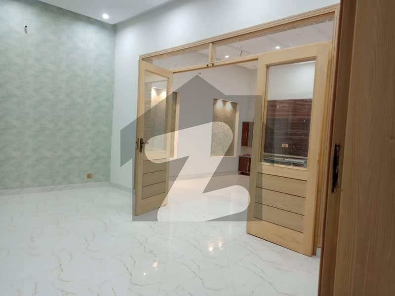 نشیمنِ اقبال فیز 2 نشیمنِ اقبال لاہور میں 7 کمروں کا 8 مرلہ مکان 2.65 کروڑ میں برائے فروخت۔