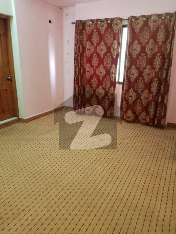 Al-mustafa tower 7th floor
2 rooms available for females 
Single seater 40 thousand 
Double seater 20 thousand without mess