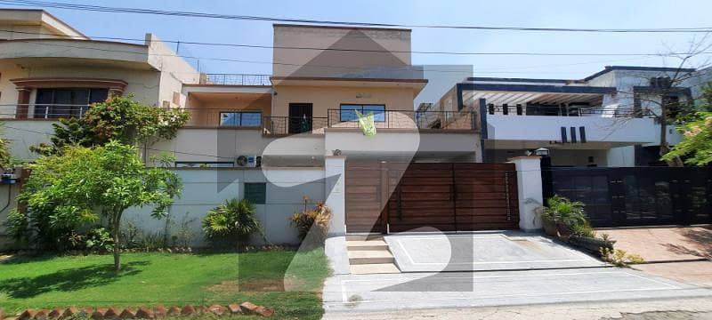 16 Marla Facing Park Double Storey House For Sale In Valencia Town Lahore