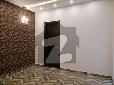کینال روڈ فیصل آباد میں 3 کمروں کا 5 مرلہ مکان 2.3 کروڑ میں برائے فروخت۔