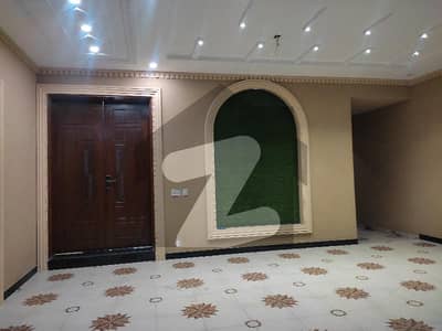 پی جی ای سی ایچ ایس فیز 2 پنجاب گورنمنٹ ایمپلائیز سوسائٹی لاہور میں 5 کمروں کا 10 مرلہ مکان 3.8 کروڑ میں برائے فروخت۔