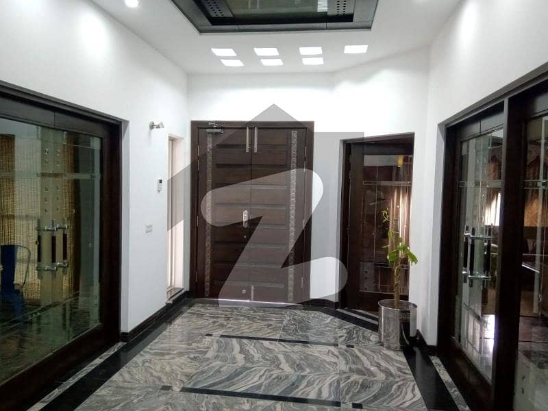 ڈی ایچ اے فیز 5 - بلاک ایچ فیز 5 ڈیفنس (ڈی ایچ اے) لاہور میں 5 کمروں کا 1 کنال مکان 3.3 لاکھ میں کرایہ پر دستیاب ہے۔