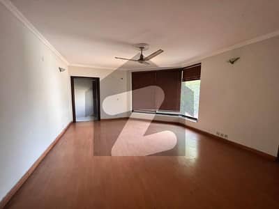 1 Kanal Hot Location House Available For Rent