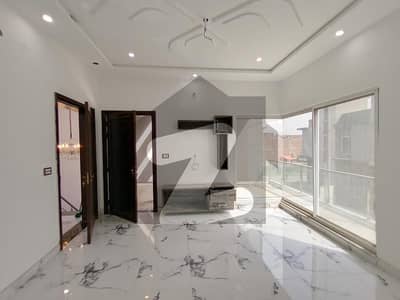 ماڈل سٹی ون کینال روڈ فیصل آباد میں 5 کمروں کا 7 مرلہ مکان 2.65 کروڑ میں برائے فروخت۔