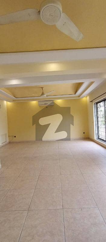 کینٹ لاہور میں 3 کمروں کا 2 کنال بالائی پورشن 1.4 لاکھ میں کرایہ پر دستیاب ہے۔