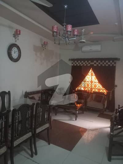 خیابان کالونی 2 فیصل آباد میں 6 کمروں کا 10 مرلہ مکان 2.8 کروڑ میں برائے فروخت۔