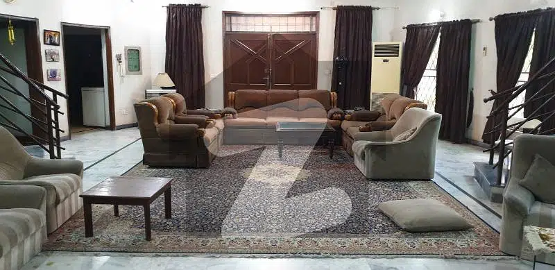 4 Kanal Beautiful House Available For Sale In Model Town. Best Opportunity For Residence Investment.