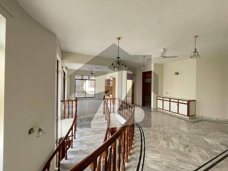 Sophisticated 2 Kanal Triple Storey Rental House in F-11/4 for 2500USD