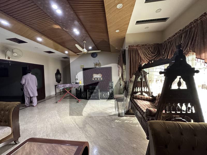 نشیمنِ اقبال لاہور میں 6 کمروں کا 1 کنال مکان 6 کروڑ میں برائے فروخت۔